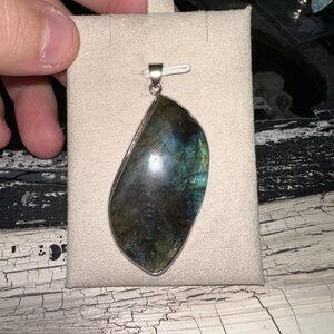 labradorite pendant￼